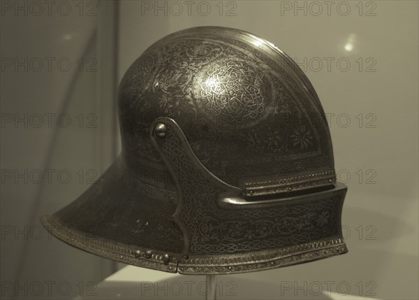 NEGROLI DOMENICO ?/1526
D- CELADA DE PARADA DE FELIPE EL HERMOSO - 1495-1500 - ACERO GRABADO DORADO Y PLATEADO - LATON Y ORO
MADRID, ARMERIA REAL
MADRID