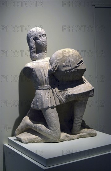 ANONIMO
D- PAJE - FINALES DEL XV PRINCIPIOS DEL XVI - PIEDRA CALCAREA - 85x63x40 - PROCEDE DE LA IGLESIA DE SAN FRANCISCO DE PALENCIA
BARCELONA, MUSEO FREDERIC MARES
BARCELONA
