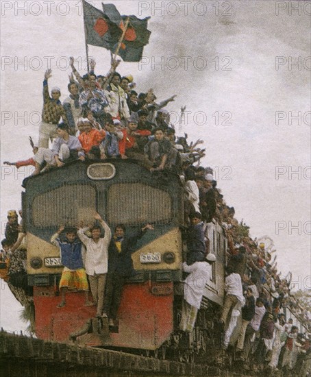 TREN LLENO DE PEREGRINOS VOLVIENDO DE UNO DE LOS ENCUENTROS ANUALES DE MUSULMANES
DHAKA, EXTERIOR
BANGLADESH