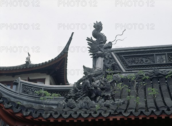 EXTERIOR-DETALLE DEL TEJADO-DRAGON PROTECTOR Y GUERREROS CHINOS
SHANGHAI, TEMPLO BUDA DE JADE-YUFOSI
CHINA