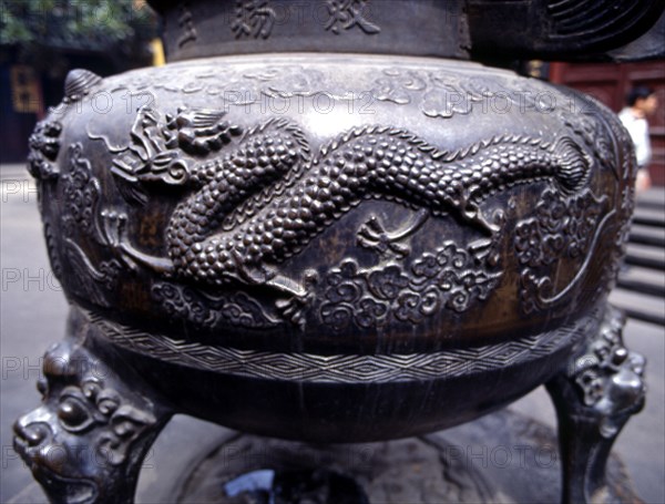 EXTERIOR-DETALLE DE PEBETERO DE BRONCE-DRAGON
SHANGHAI, TEMPLO BUDA DE JADE-YUFOSI
CHINA