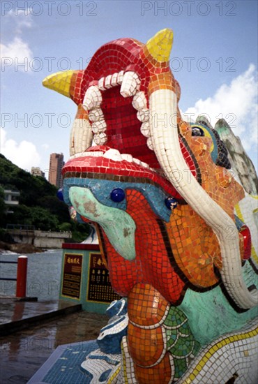 MONUMENTO EN LA PLAYA-DETALLE DE DRAGON EN TESELAS DE CERAMICA VIDRIADA
HONG KONG, REPULSE BAY
CHINA