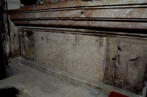SEPULCRO DE FERNANDO III EL SANTO - EPITAFIO GRABADO EN LATIN Y CASTELLANO - S XIII
SEVILLA, CATEDRAL
SEVILLA