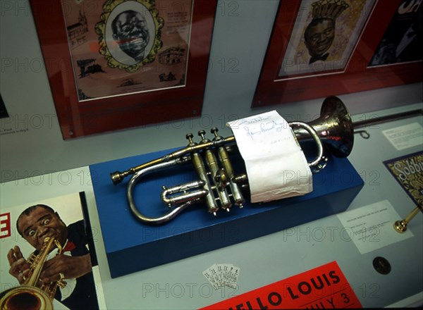 TROMPETA DE LOUIS ARMSTRONG CON UN PAÑUELO CON SU AUTOGRAFO 1913/14
NUEVA ORLEANS-LUISIANA, MUSEO DEL ESTADO LUISIANA
EEUU