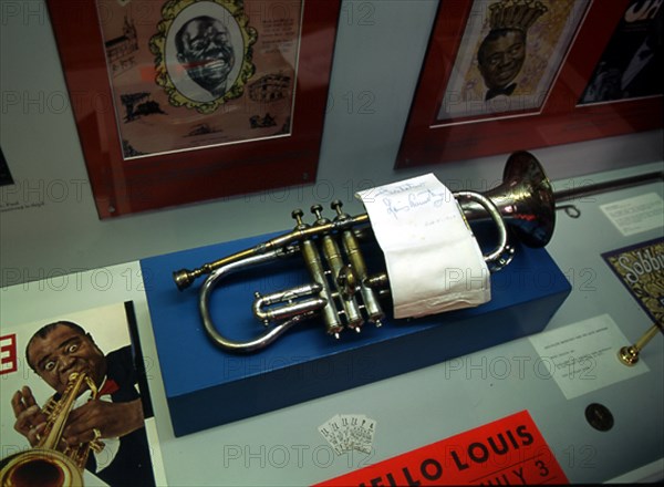 TROMPETA DE LOUIS ARMSTRONG CON UN PAÑUELO CON SU AUTOGRAFO 1913/14
NUEVA ORLEANS-LUISIANA, MUSEO DEL ESTADO LUISIANA
EEUU