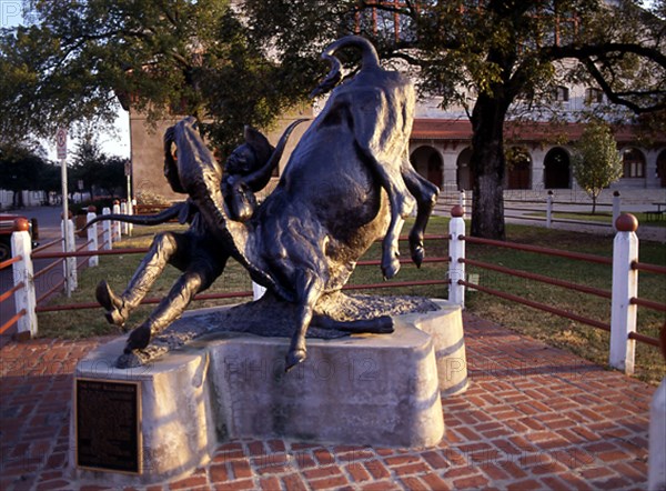 ESCULTURA DE VAQUERO CON GANADO
FORT WORTH-TEXAS, EXTERIOR
EEUU