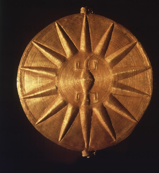 Pectoral précolombien en or 
Représentation du soleil et d'une salamandre