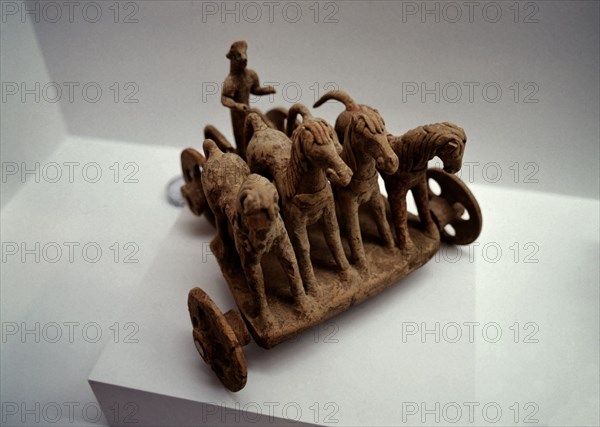 CARRO DE CABALLOS CON AURIGA-GRECIA/BOECIA- 600/550 D.C- TERRACOTA
HOUSTON-TEXAS, MENIL COLECCION
EEUU
