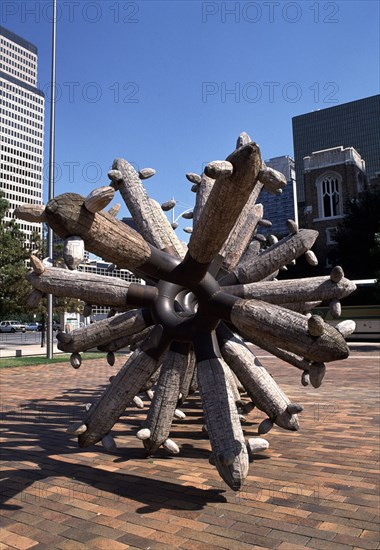 EXT-JARDIN DE ESCULTURA CONTEMPORANEA-ESCULTURA DE TRONCOS DE MADERA
DALLAS-TEXAS, MUSEO DE ARTE
EEUU