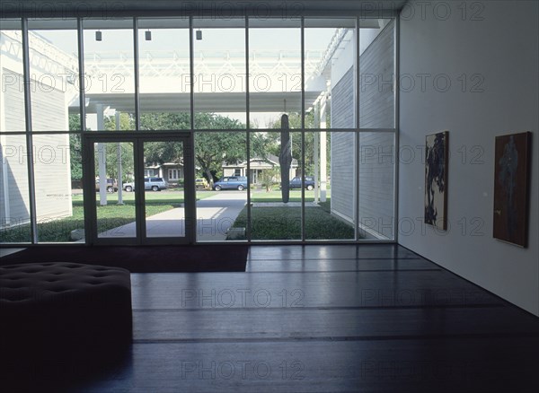 PIANO RENZO 1937-
INTERIOR- CRISTALERA DE ENTRADA AL MUSEO-ARQUITECTURA HIGH-TECH- 1982/86
HOUSTON-TEXAS, MENIL COLECCION
EEUU