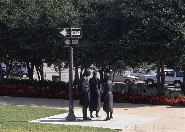 SEGAL GEORGE
ENCUENTRO-1989-FIGURAS DE BRONCE 123x41x55
FORT WORTH-TEXAS, MUSEO DE ARTE MODERNO
EEUU
