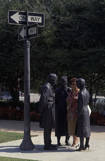 SEGAL GEORGE
ENCUENTRO-1989-FIGURAS DE BRONCE 123x41x55-TURISTA
FORT WORTH-TEXAS, MUSEO DE ARTE MODERNO
EEUU