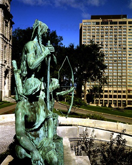 INDIOS CAZANDO-ESCULTURA EN BRONCE EN LA ENTRADA DEL PARLAMENTO/ASAMBLEA NACIONAL
QUEBEC, EXTERIOR
CANADA