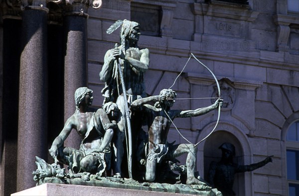 NDIOS CAZANDO-ESCULTURA EN BRONCE EN LA ENTRADA DEL PARLAMENTO/ASAMBLEA NACIONAL
QUEBEC, EXTERIOR
CANADA