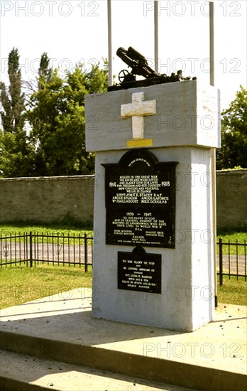 CENOTAFIO-TUMBA DE LOS CANADIENSES DE MOHAWK QUE MURIERON EN LA II GUERRA MUNDIAL
MONTREAL, RESERVA INDIA/MOHAWK
CANADA