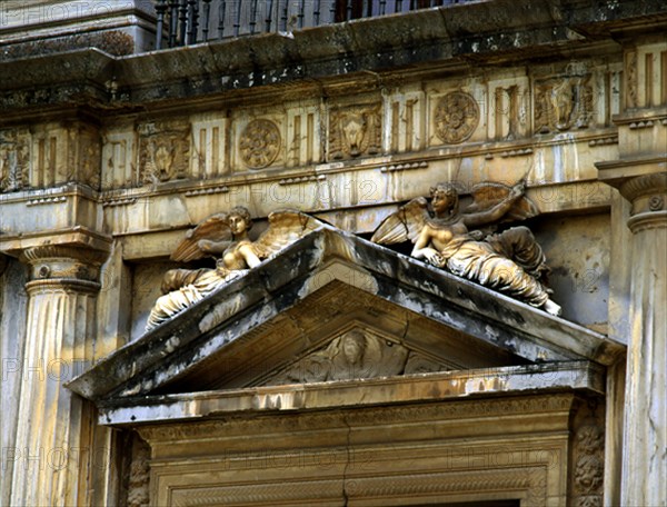 MACHUCA PEDRO 1490/1550
EXT-FACHADA PRINCIPAL-1526-DETALLE DEL FRONTON FLANQUEADO POR VICTORIAS ALADAS-RENACIMIENTO
GRANADA, PALACIO CARLOS V
GRANADA