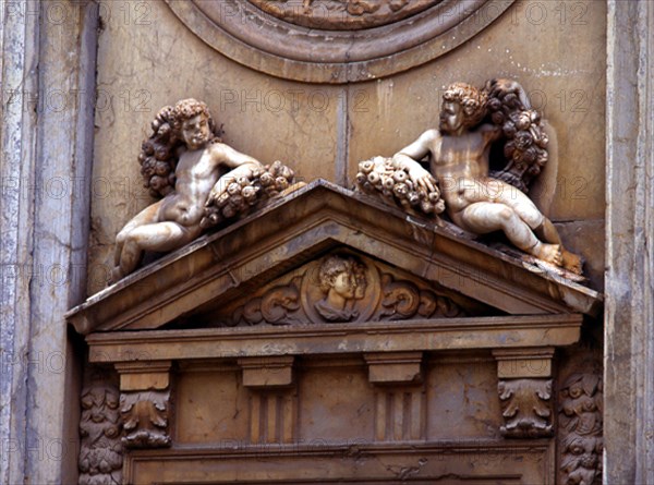 EXT-FACHADA PRINCIPAL-1526-DETALLE DEL FRONTON FLANQUEADO POR PUTIS-RENACIMIENTO ESPAÑOL
GRANADA, PALACIO CARLOS V
GRANADA