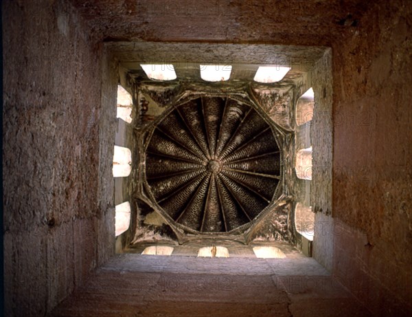 VISTA DE LA CUPULA GALLONADA EN LADRILLO-S XIV-LUGAR DE ENTERRAMIENTO DE REYES-ARQUITECTURA NAZARI
GRANADA, ALHAMBRA-TORRE RAUDA
GRANADA