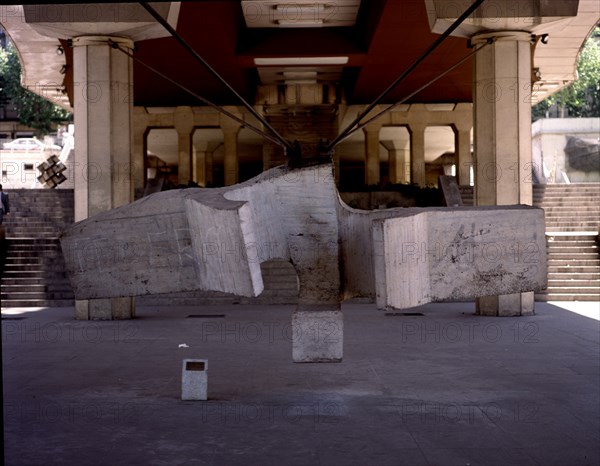 CHILLIDA EDUARDO 1924/2002
LUGAR DE ENCUENTROS III O LA SIRENA VARADA - 1972 - HORMIGON Y CABLES DE ACERO - 205x500x180
MADRID, MUSEO AL AIRE LIBRE DE LA CASTELLANA
MADRID