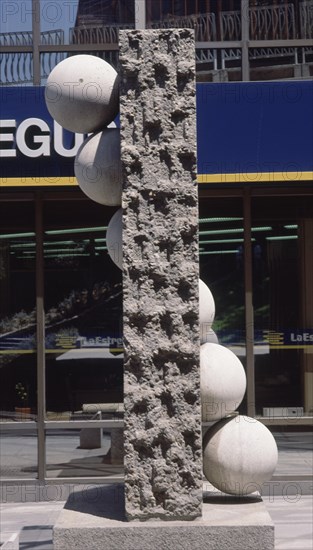 SUBIRACHS JOSE MARIA
AL OTRO LADO DEL MURO - 1972 - HORMIGON Y PIEDRA CALIZA - 284x147x155
MADRID, MUSEO AL AIRE LIBRE DE LA CASTELLANA
MADRID