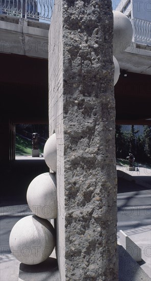 SUBIRACHS JOSE MARIA
AL OTRO LADO DEL MURO - 1972 - HORMIGON Y PIEDRA CALIZA - 284x147x155
MADRID, MUSEO AL AIRE LIBRE DE LA CASTELLANA
MADRID