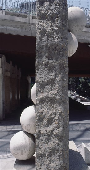 SUBIRACHS JOSE MARIA
AL OTRO LADO DEL MURO - 1972 - HORMIGON Y PIEDRA CALIZA - 284x147x155
MADRID, MUSEO AL AIRE LIBRE DE LA CASTELLANA
MADRID