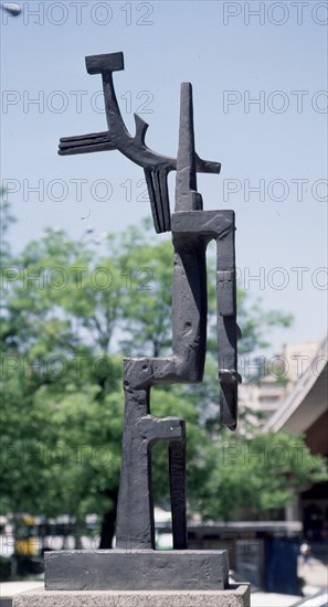 GONZALEZ JULIO 1876/1942
LA PETITE FAUCILLE (HOMENAJE A LA HOZ Y EL MARTILLO) - 1937 - BRONCE - 210x65x50
MADRID, MUSEO AL AIRE LIBRE DE LA CASTELLANA
MADRID