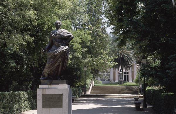 ESTATUA DE CARLOS III FRENTE AL PABELLON VILLANUEVA
MADRID, JARDIN BOTANICO
MADRID