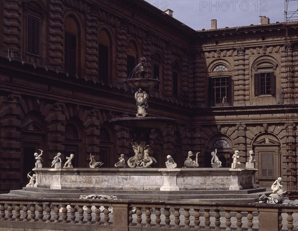 FUENTE SITUADA FRENTE AL PALACIO PITTI
FLORENCIA, JARDINES BOBOLI
ITALIA