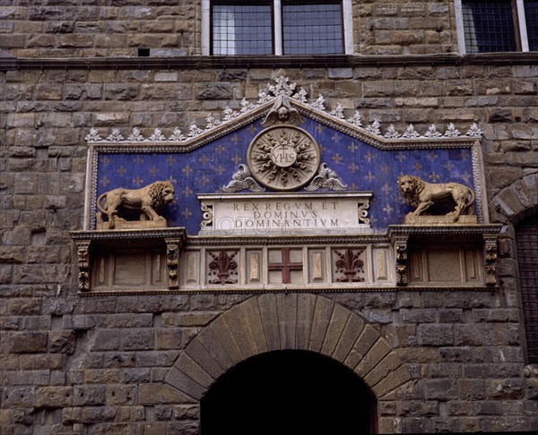 FRISO CON EL MONOGRAMA DE CRISTO ENTRE DOS LEONES EN LA FACHADA DEL AYUNTAMIENTO - S XVI
FLORENCIA, PALACIO VECCHIO
ITALIA