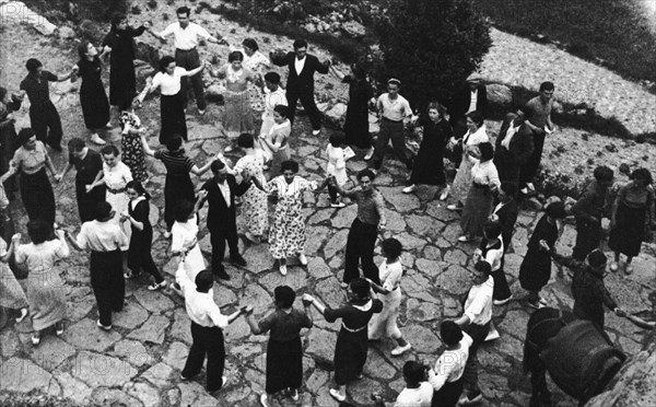 FERNANDEZ ORONOZ JUAN
LA SARDANA EN LA PLAZA - PIRINEOS CATALANES - 1935 - ByN 507
SANTA PAU, EXTERIOR
GERONA
This image is not downloadable. Contact us for the high res.