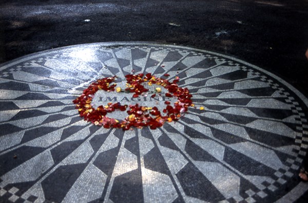 MOSAICO EN BLANCO Y NEGRO CON LA PALABRA IMAGINE DONADO POR NAPOLES - HOMENAJE A JOHN LENNON
NUEVA YORK, CENTRAL PARK
EEUU
This image is not downloadable. Contact us for the high res.