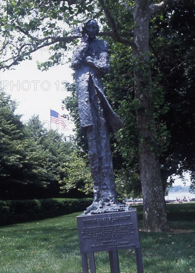 PATNER PHILLIP
ESTATUA DE EDOUARD RENE DE LABOULAYE EN LA ISLA DE LA LIBERTAD - S XX
NUEVA YORK, EXTERIOR
EEUU