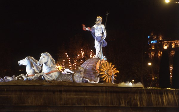 MENA JUAN PASCUAL DE 1707/1784
FUENTE DE NEPTUNO ILUMINADA EN NAVIDAD POR GASPARE DI CARO - 1780-84 - NEOCLASICISMO ESPAÑOL
MADRID, PLAZA DE CANOVAS DEL CASTILLO
MADRID