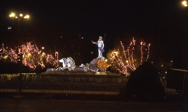 MENA JUAN PASCUAL DE 1707/1784
FUENTE DE NEPTUNO ILUMINADA EN NAVIDAD POR GASPARE DI CARO - 1780-84 - NEOCLASICISMO ESPAÑOL
MADRID, PLAZA DE CANOVAS DEL CASTILLO
MADRID