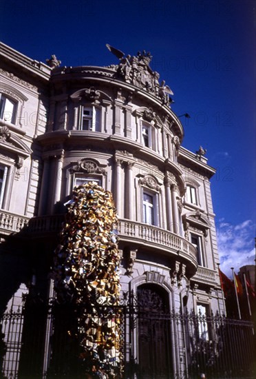 MONUMENTO AL LIBRO - CASCADA DE LIBROS DESDE UN BALCON - S XX
MADRID, PALACIO DE LINARES
MADRID