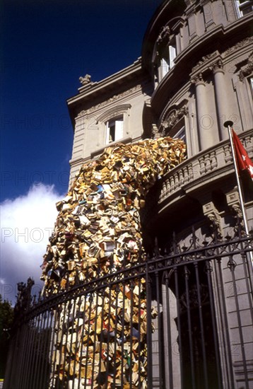 MONUMENTO AL LIBRO - CASCADA DE LIBROS DESDE UN BALCON - S XX
MADRID, PALACIO DE LINARES
MADRID