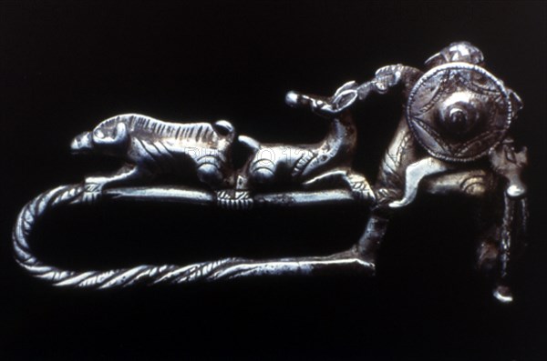 FIBULA PLATA CON CAZADOR PROCEDENTE DE CHICLANA DEL SEGURA (JAEN) - ARTE IBERICO
This image is not downloadable. Contact us for the high res.