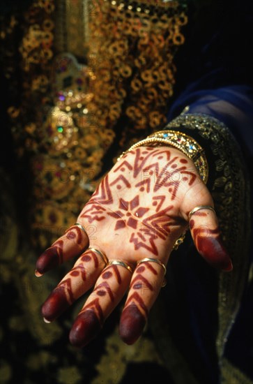 La main d'une future mariée ornée de motifs réalisés au henné