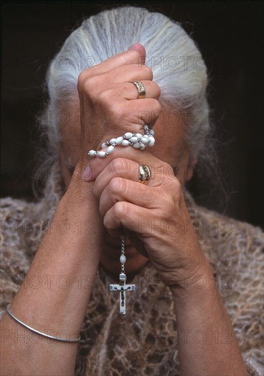 Une fidèle catholique récitant son chapelet