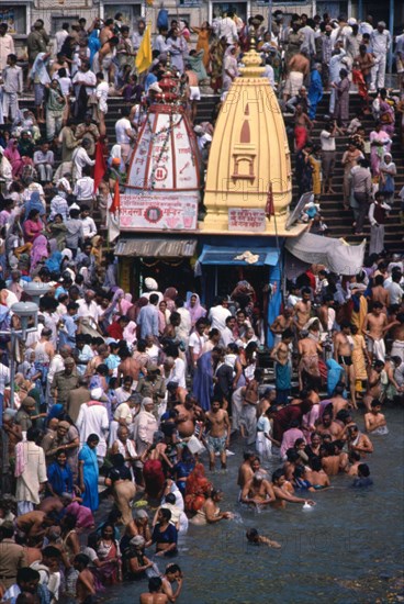 Des pèlerins hindous se baignent dans les eaux sacrées du Gange, à Hardwar, en Inde