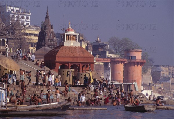 Vue des "ghats" et la foule se baignant à Varanasi