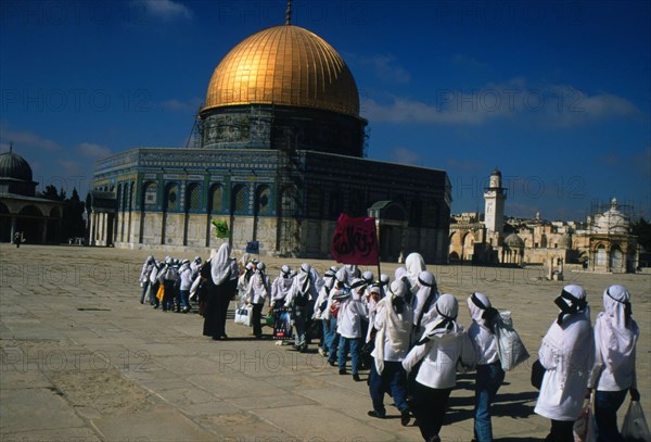Des écoliers palestiniens visitent le Dôme du Rocher, à Jérusalem