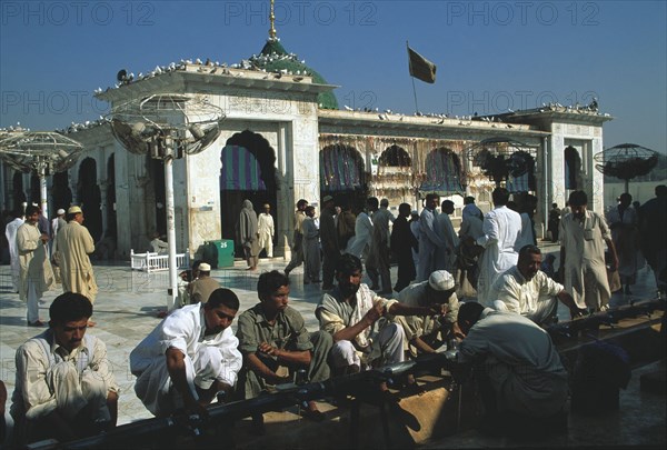 A Lahore, au Pakistan, des fidèles font leurs ablutions, appelées "wadu"