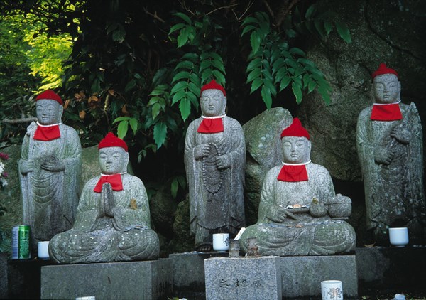 Jizou, gardes spirituels dans les jardins d'un temple au Japon
