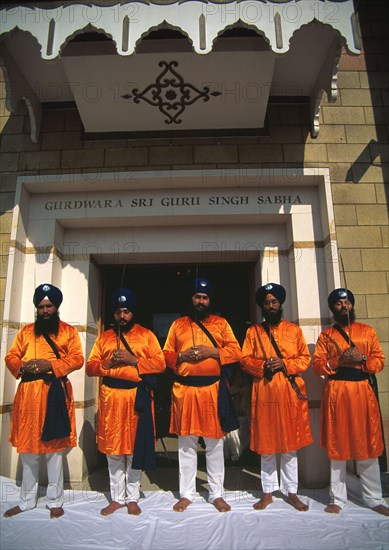 Cinq hommes représentant les "Panj Piarey", devant le Gurdwara (temple)