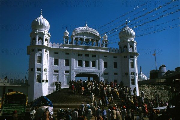 Les fidèles Sikhs pénètrent dans le gurdwara (temple), à Anantapur en Inde