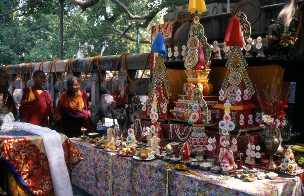 Offrandes faites sous l'arbre de Bodhi, lieu de l'illumination du Bouddha, à Bodhgaya en Inde