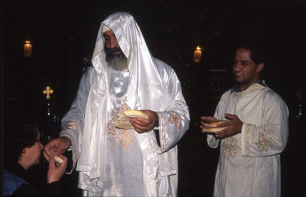 Communion copte pour Pâques, à l'église Harat Zuweila, au Caire