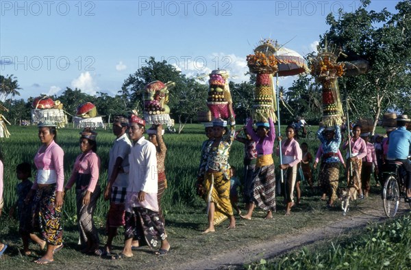 En route vers une cérémonie au temple, à Bali